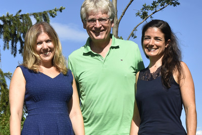 Pamina Löwy, Karin Wagner ("V.O.I.C.E. Choir") und Gerhard Blaboll beim Radiointerview