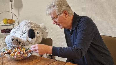 Medium 2025 11 bettikum   176   gerhard hat beim metro einen koala fu%cc%88r marianne gefunden